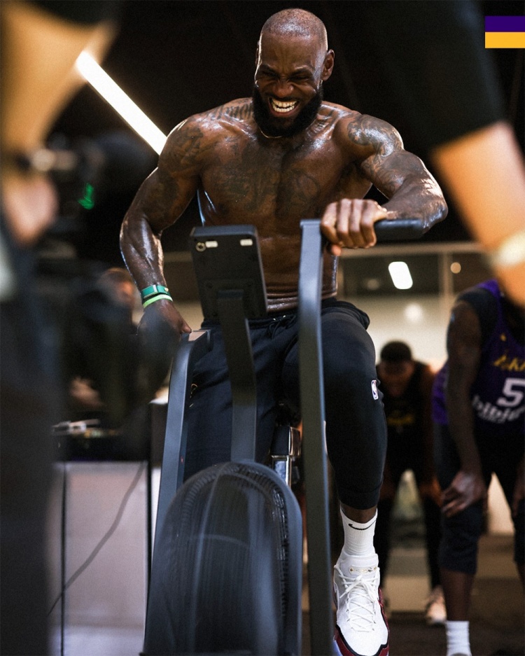 詹姆斯季后赛前加练 湖人官推配文累是心理作用