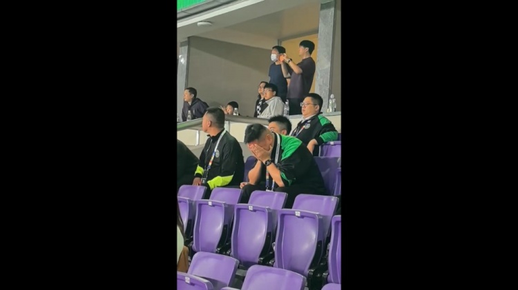 王钰栋凌空斩终结五轮不胜,浙江副总看台泪崩 王钰栋凌空斩终结五轮不胜,浙江副总看台泪崩