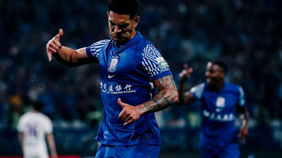 申花2-1客胜亚泰暂登顶 路易斯染黄无缘下轮战国安 申花2-1客胜亚泰暂登顶 路易斯染黄无缘下轮战国安