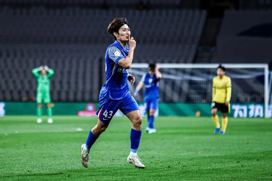 从0到1:申花19岁中场杨皓宇的跨越 从0到1:申花19岁中场杨皓宇的跨越