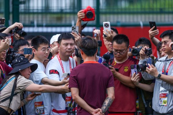 国足重庆公开训练仅22人 胡荷韬韦世豪离队 主力中卫存疑 国足重庆公开训练仅22人 胡荷韬韦世豪离队 主力中卫存疑
