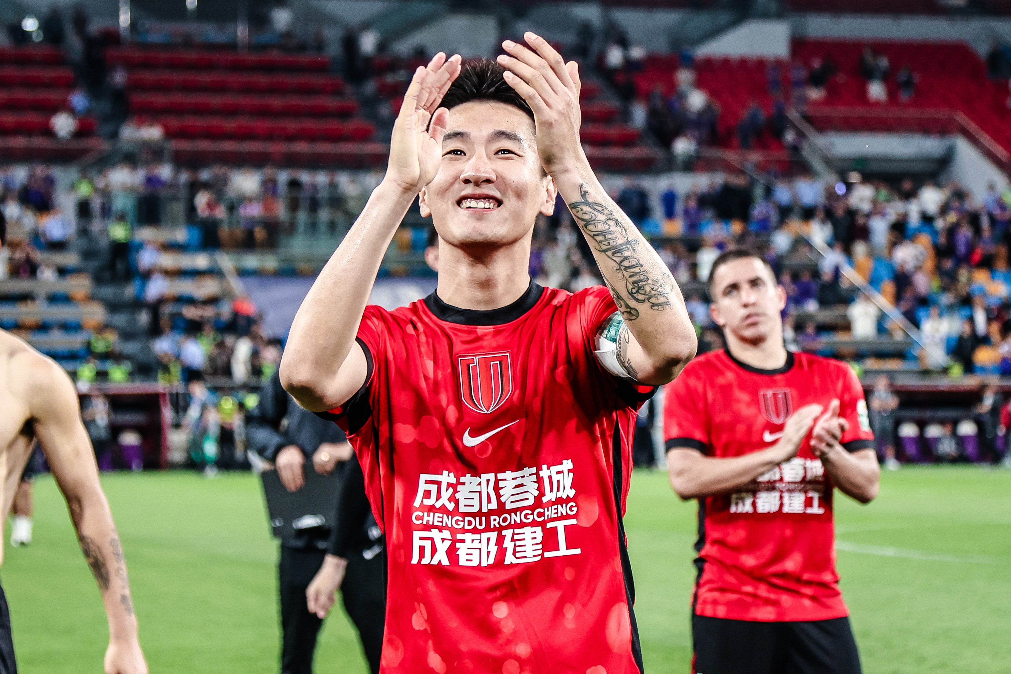 接近九位数:蓉城新赞助商费用曝近1亿元 主场将换胸前广告 接近九位数:蓉城新赞助商费用曝近1亿元 主场将换胸前广告