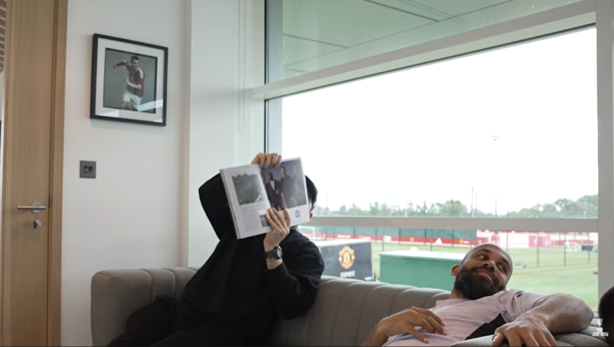曼联理发日暗藏玄机：姆伯莫晒LOL观赛史，舍什科自曝2K控卫数值68