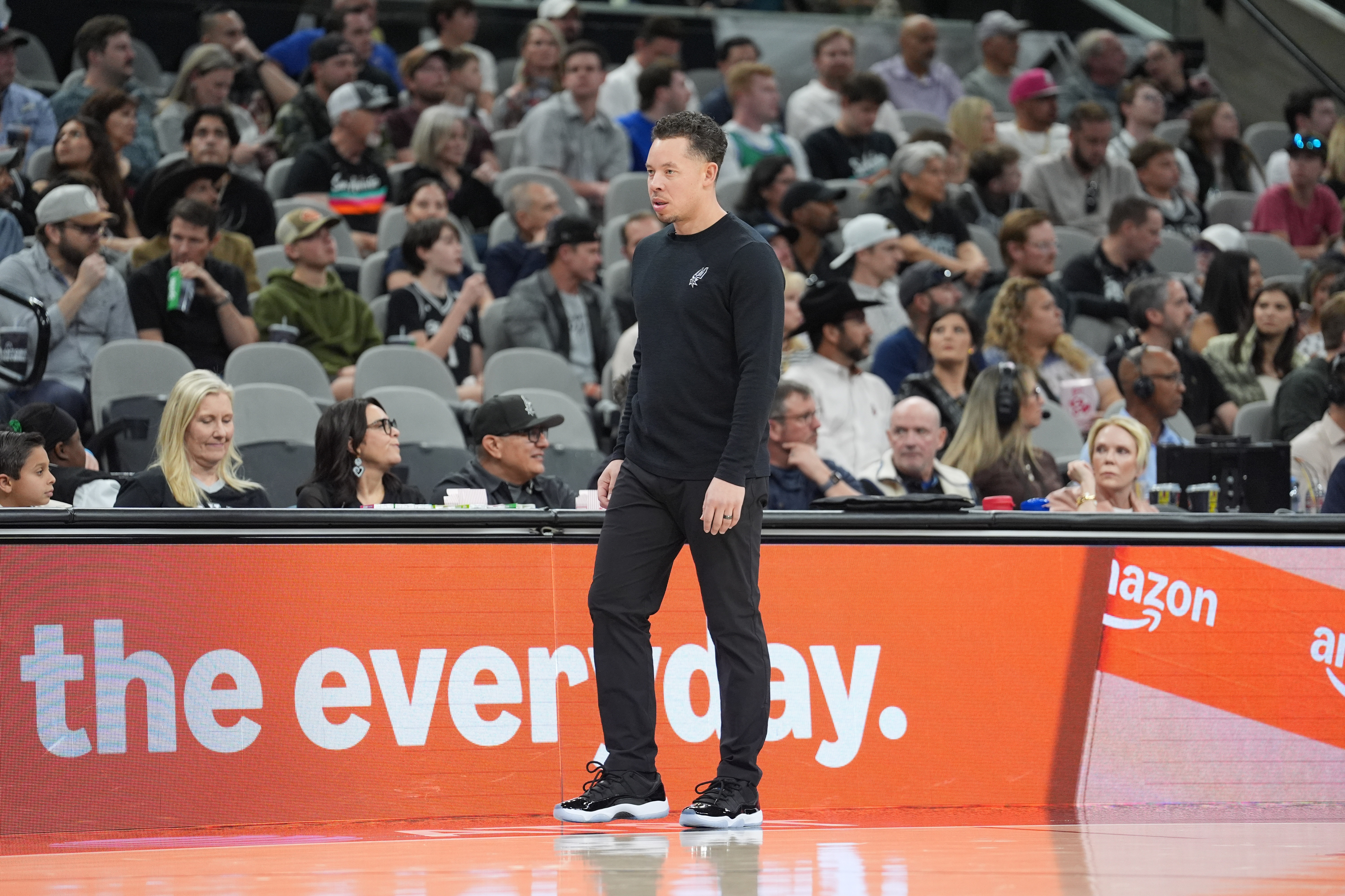 马刺险胜尼克斯扳回一城 米奇：关键时刻仍待打磨但整体进步显著