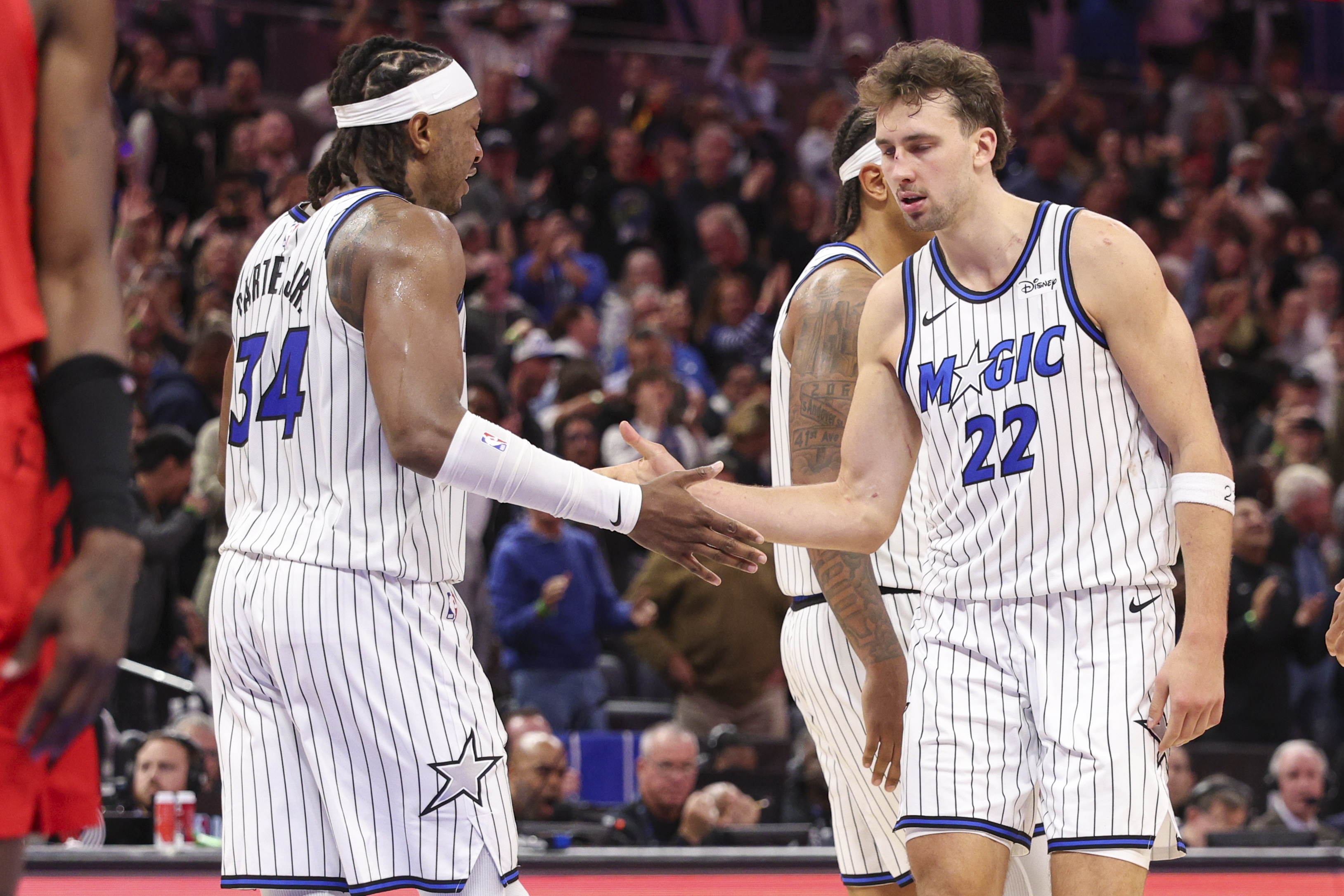 魔术vs凯尔特人、骑士vs奇才、步行者vs活塞、热火vs老鹰、尼克斯vs黄蜂、猛龙vs篮网、独行侠vs公牛、火箭vs灰熊、森林狼vs鹈鹕、雷霆vs太阳、马刺vs掘金、湖人vs爵士、快船vs勇士、开拓者vs国王：NBA常规赛收官战比分预测与伤病分析